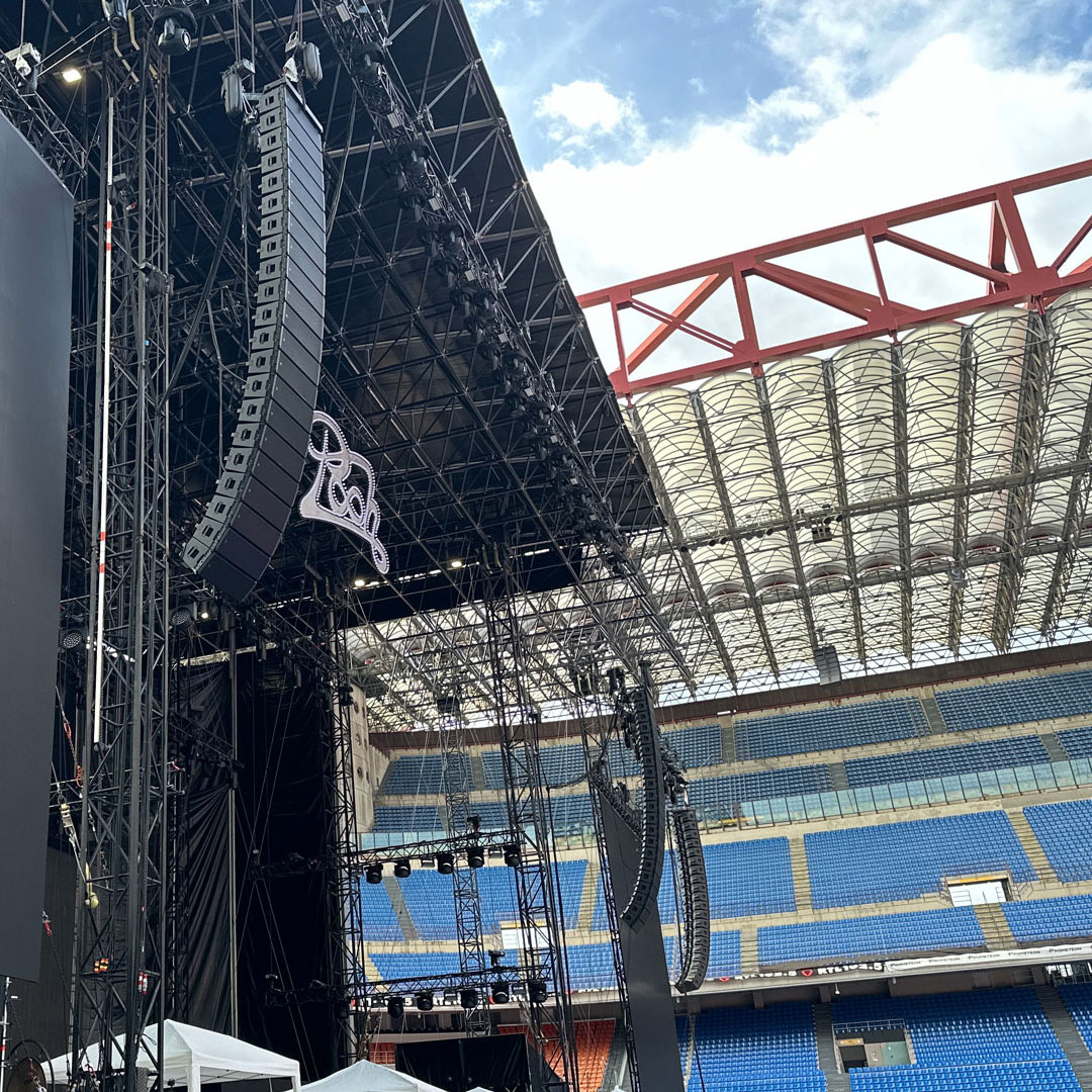 Il palco a San Siro in fase di allestimento